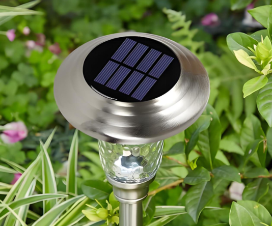 0.4W太阳能草坪灯的应用案例：小花园的绿色照明实践  商业资讯  第1张